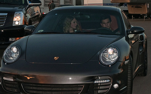 Taylor Lautner from New Moom swings Taylor Swift out in a Porsche 911 Turbo (997)