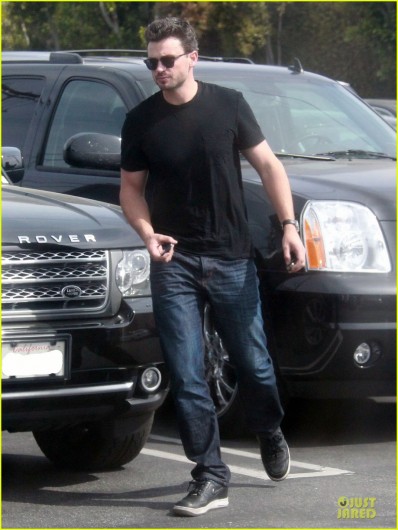 tom-welling-jeans_range_rover_car