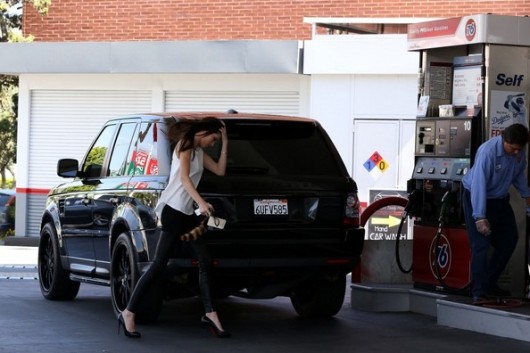 Kendall-Jenner -gas station-land-rover-slammed